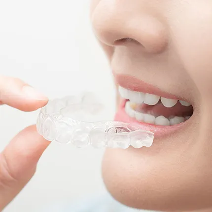 透明なマウスピースであまり目立ちません！